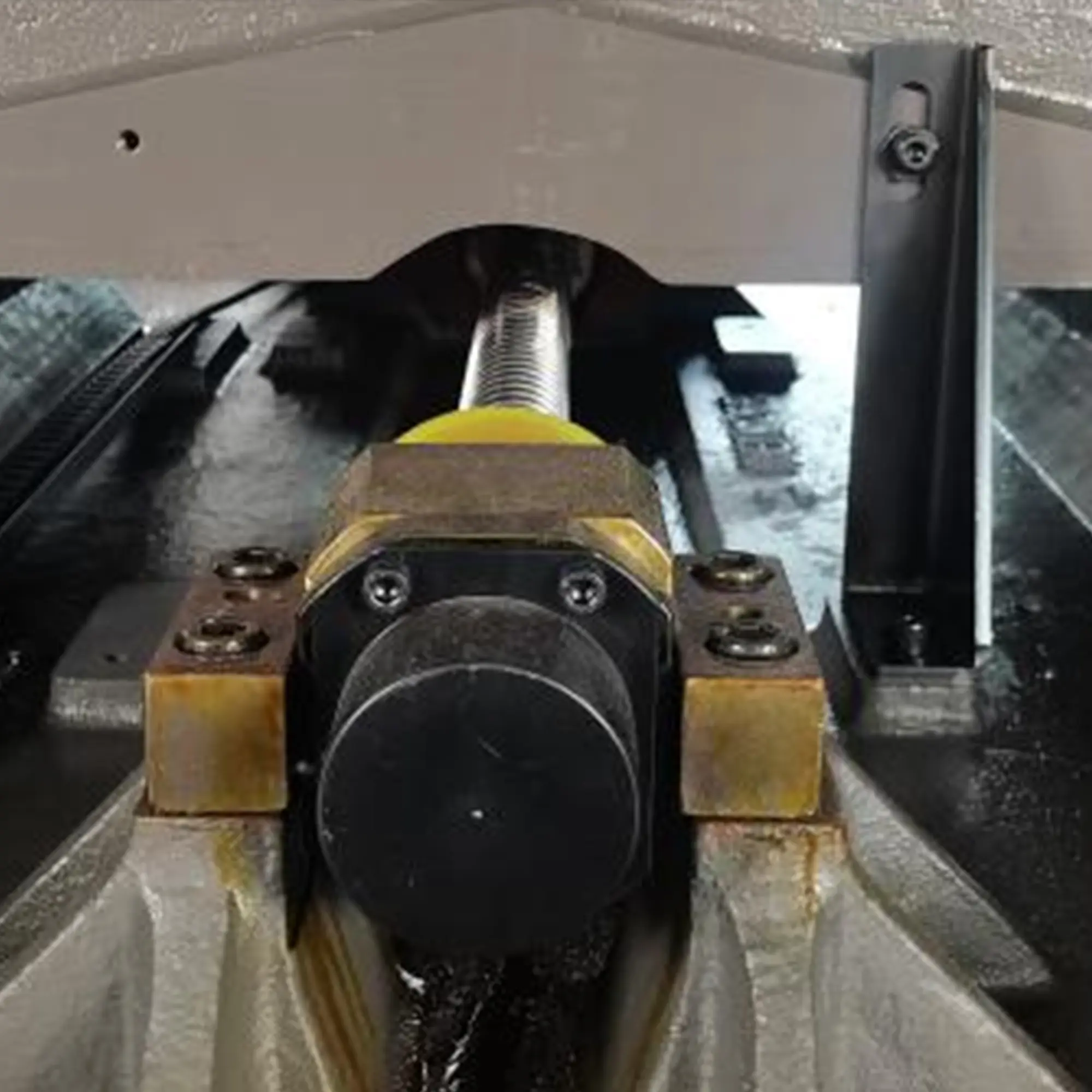 Do you know how many types of guide rails are there in CNC machining centers?