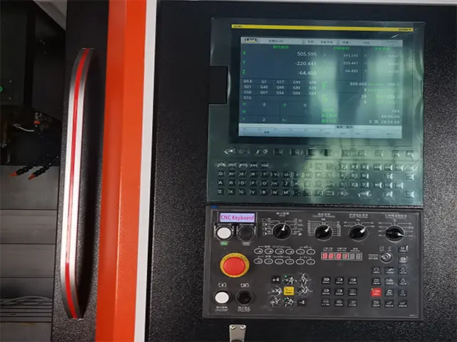 How does a machining center connect and transfer data with a computer?