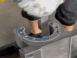 ②工作台螺母座和滑块接触面的刮研