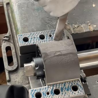 Scratching and grinding of bearing seat1