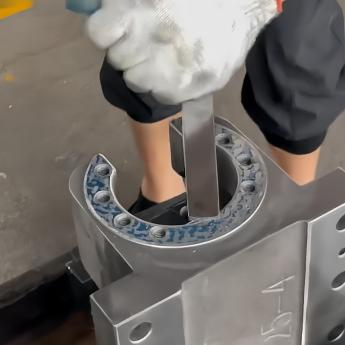 Scratching and grinding of bearing seat2